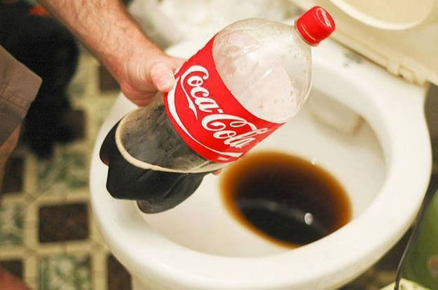 Tẩy ố vàng bồn cầu với Cocacola